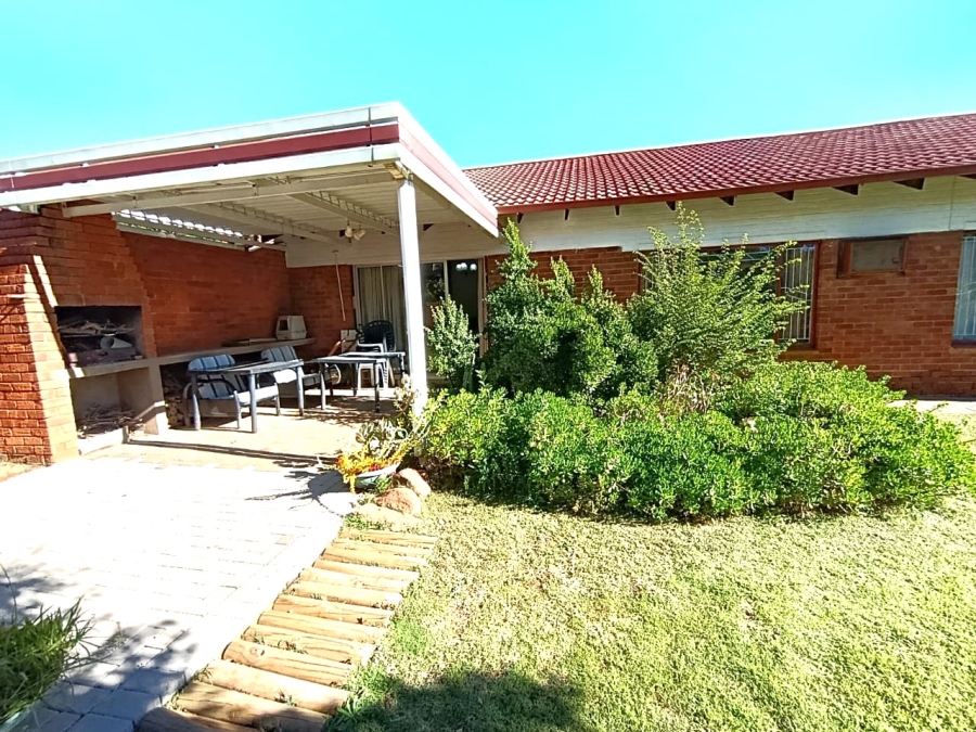 4 Bedroom Property for Sale in Langenhovenpark Free State